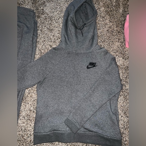 Woman’s Medium sized Gray Nike sweat suit - Picture 3 of 4